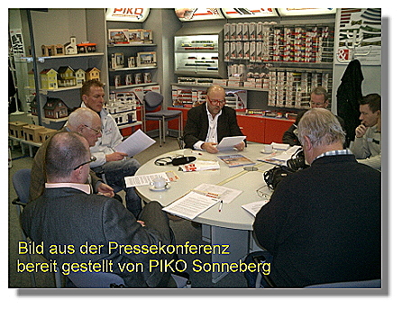 Zusammen mit dem Vertriebsleiter Inland, Herrn Jens Beyer, hat Herr Dr. Ren F. Wilfer (Bildmitte) zur Pressekonferenz am 31.1.2008 eingeladen.
