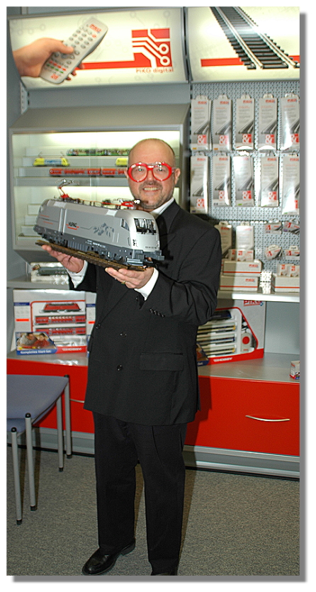 Herr Dr. Ren F. Wilfer mit der im Februar 2008 an den Fachhandel ausgelieferten HUPAC Taurus Lokomotive. 